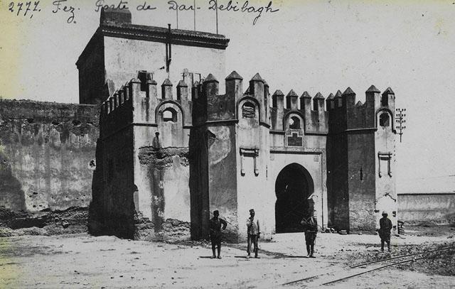 Exterior view of gate of the Qasbah Dar Debibagh (royal enclosure) / "Fez, Porte de Dar-Debibagh"
