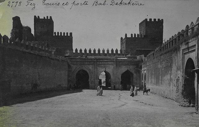 General view of Bab Dekakene with surrounding towers / "Fez, Tours et porte Bab-Dekakéne"