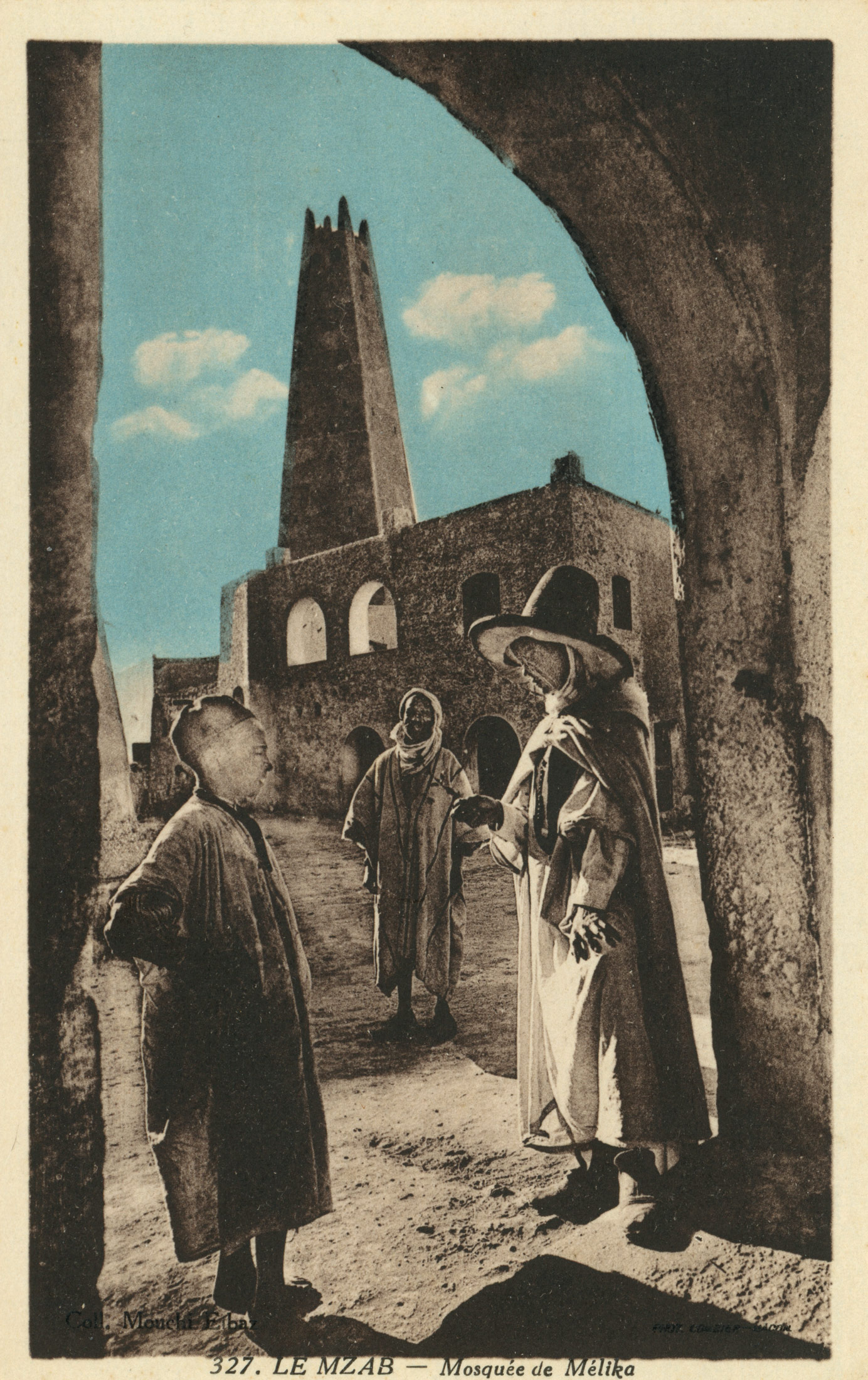<p>View to the mosque through an arch</p>