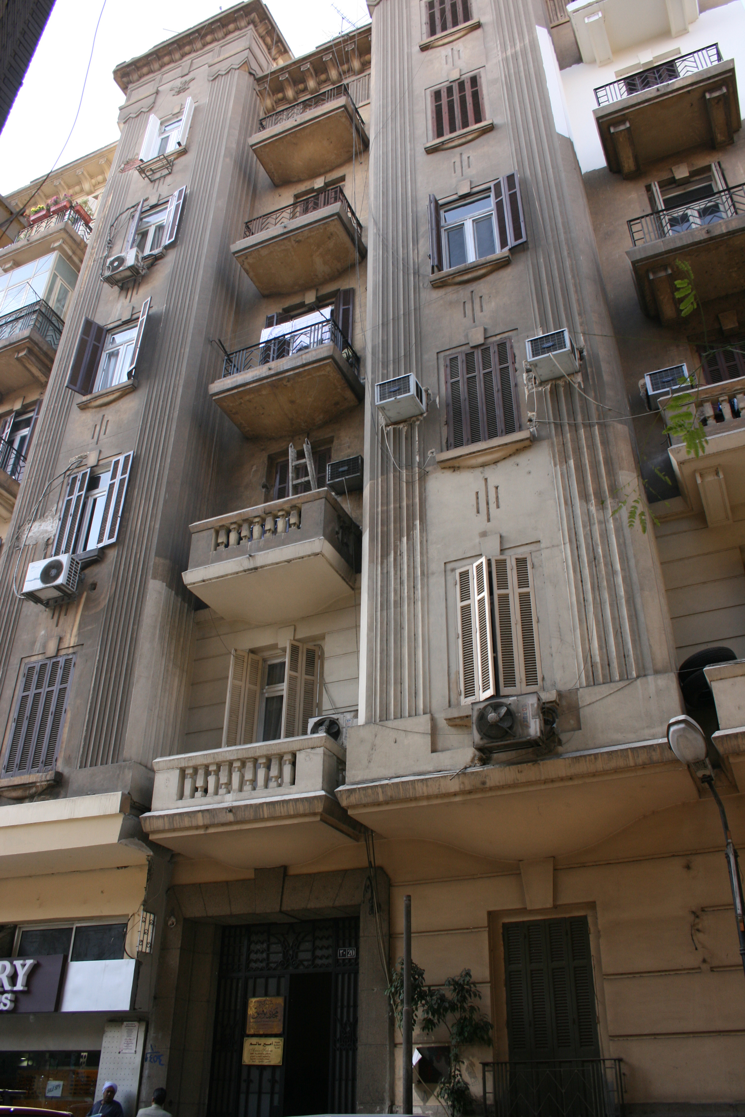 Main facade extended by two vertical “avant-corps” which dominate the elevation
