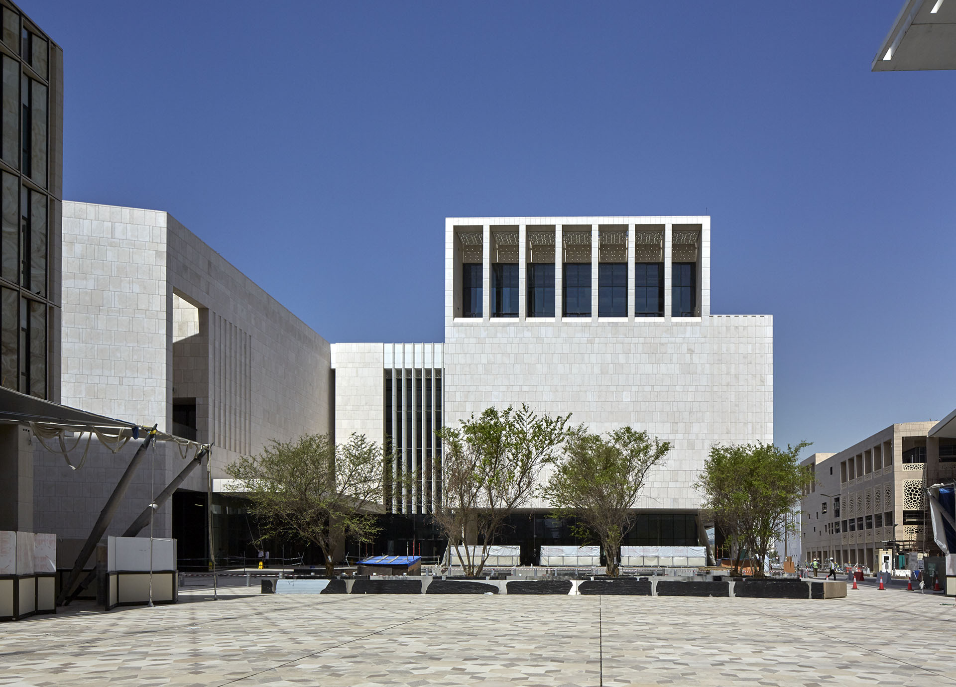 <p>Main façade. The volume is conceived as a massive block into which spaces, routes, and courtyards have been carved and, taking inspiration from traditional courtyard houses, it features a central atrium surmounted by a screened skylight.</p>
