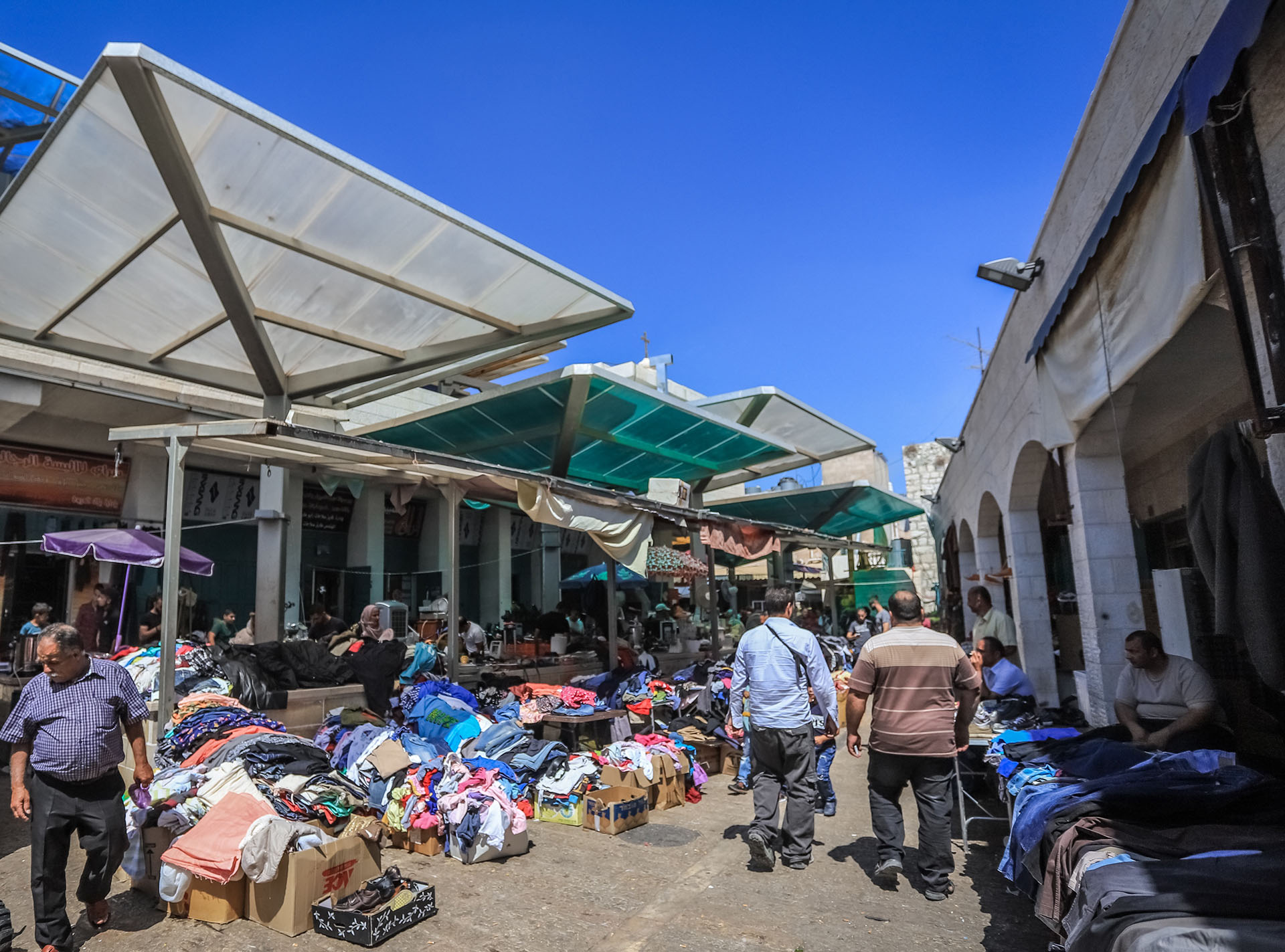 <p>The flea market flourished, convenient stalls and canopies.</p>