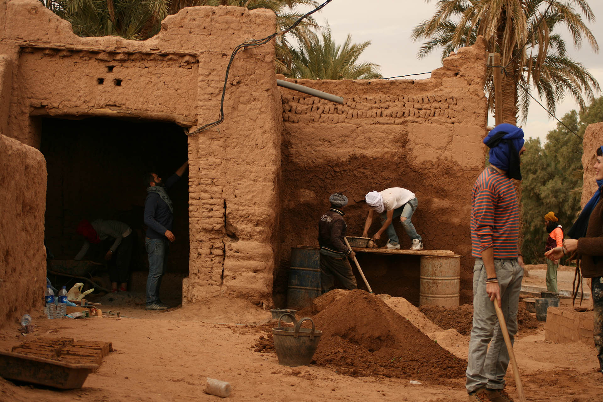 <p>Participants and local workers during the restoration of the gate of Ouled Mhia.</p>
