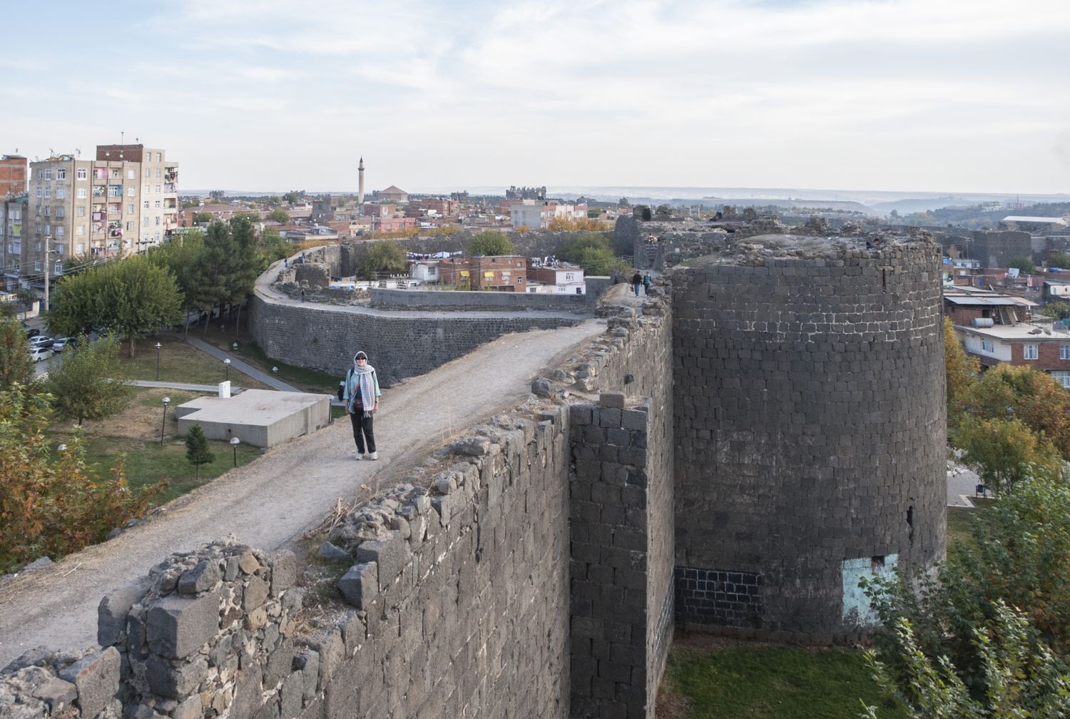 Diyarbakır Kalesi ve Surları - View of tower at the end of the stretch of wall south of Urfa&nbsp;Kapısi. Here, the wall takes a sharp dip west, then turns east again toward Ulu Beden Burcu.