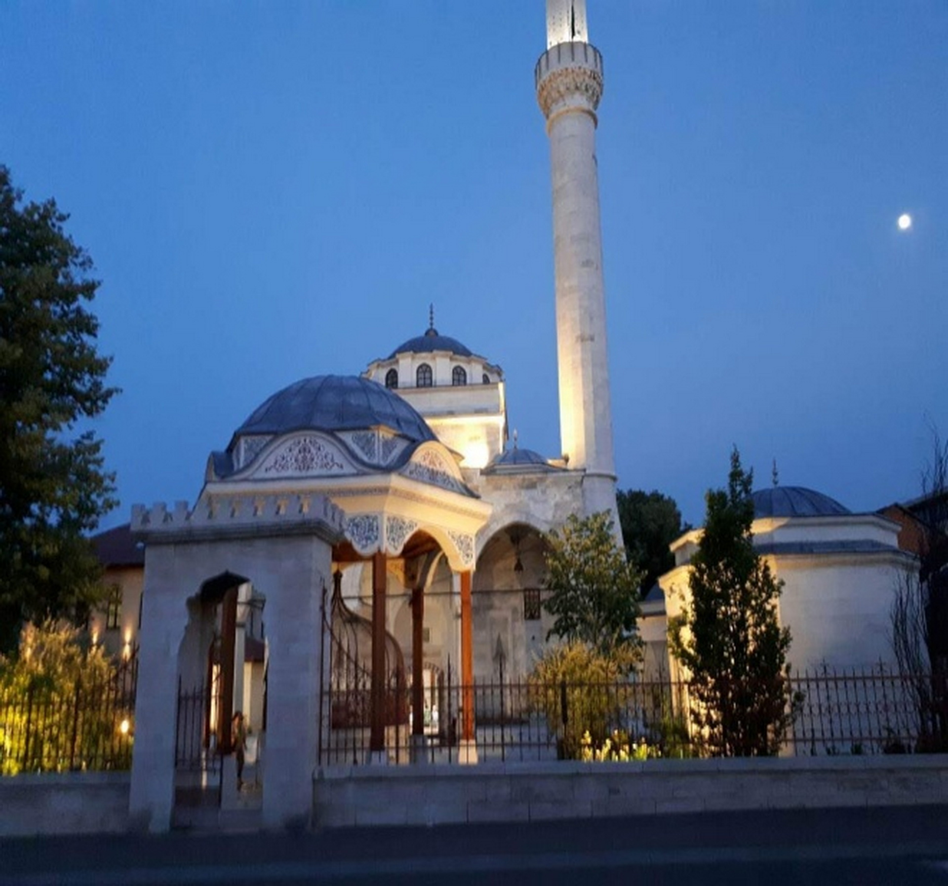 <p>&nbsp;"And the moon saw the illuminated mosque in the reflection"</p>