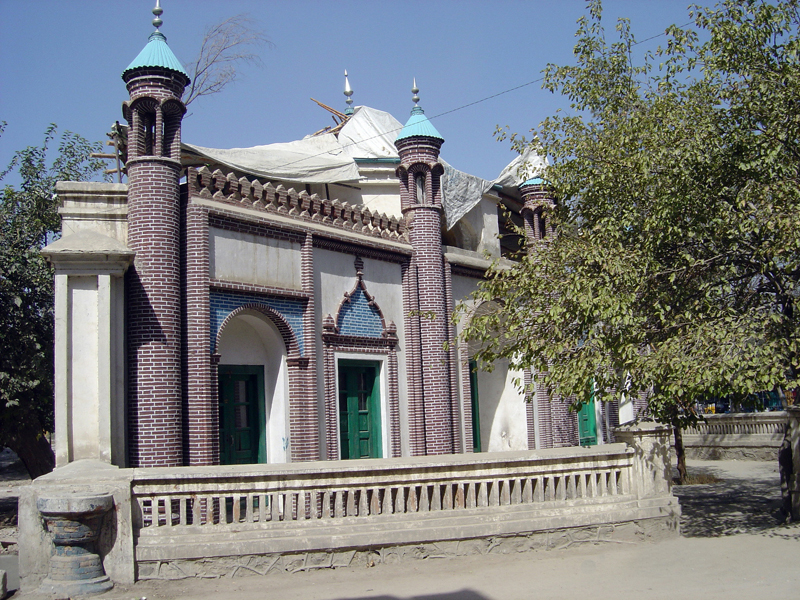 Facade of a 20th century mosque adjacent to the Mausoleum in Park-e Zanager prior to restoration