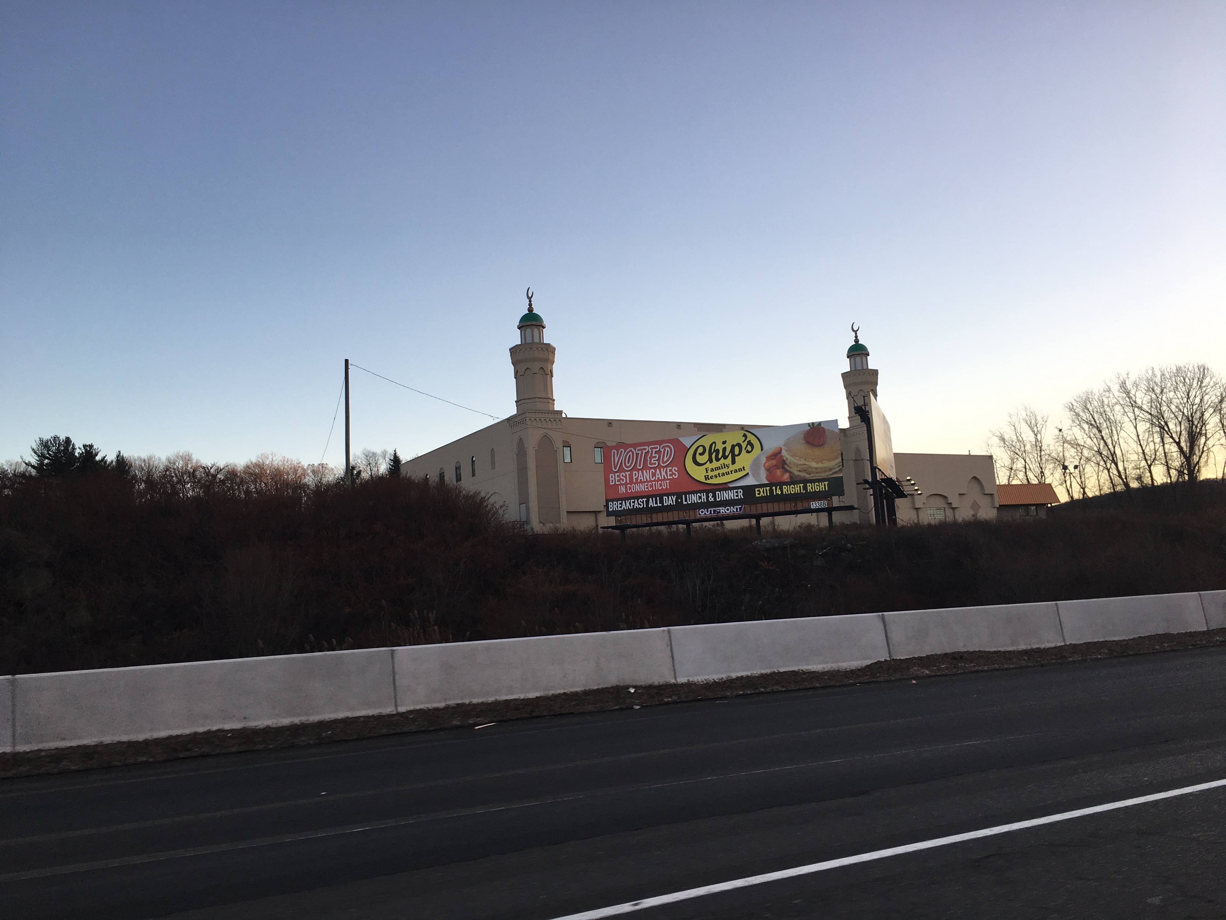 <p>View of the mosque from the interstate highway</p>