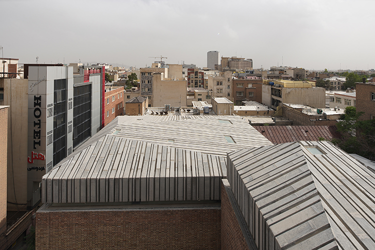 <p>The new floating concrete roofs in contrast with the old masonry walls.&nbsp;</p>