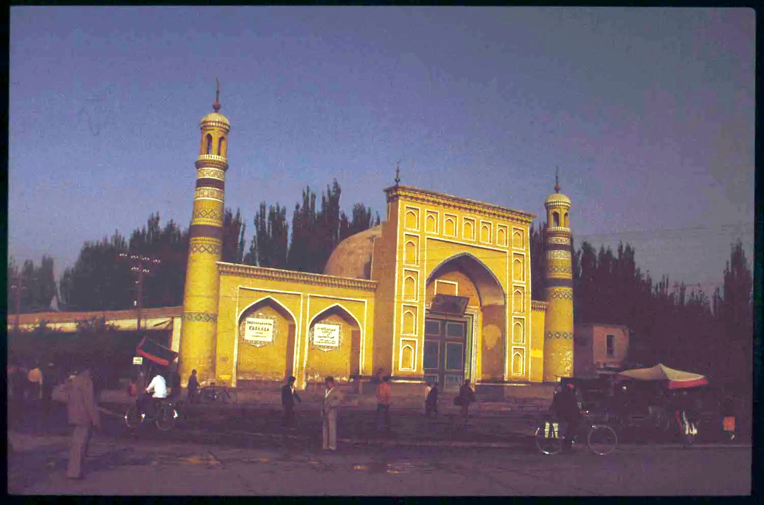 <p>Unidentified building (possibly mosque) in Xinjiang, China.</p>