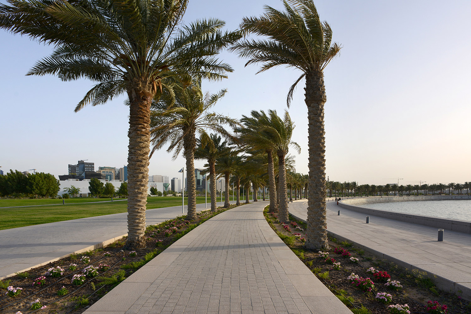 The park has 5 Km of lighted pedestrian pathways shaded by native palm trees 