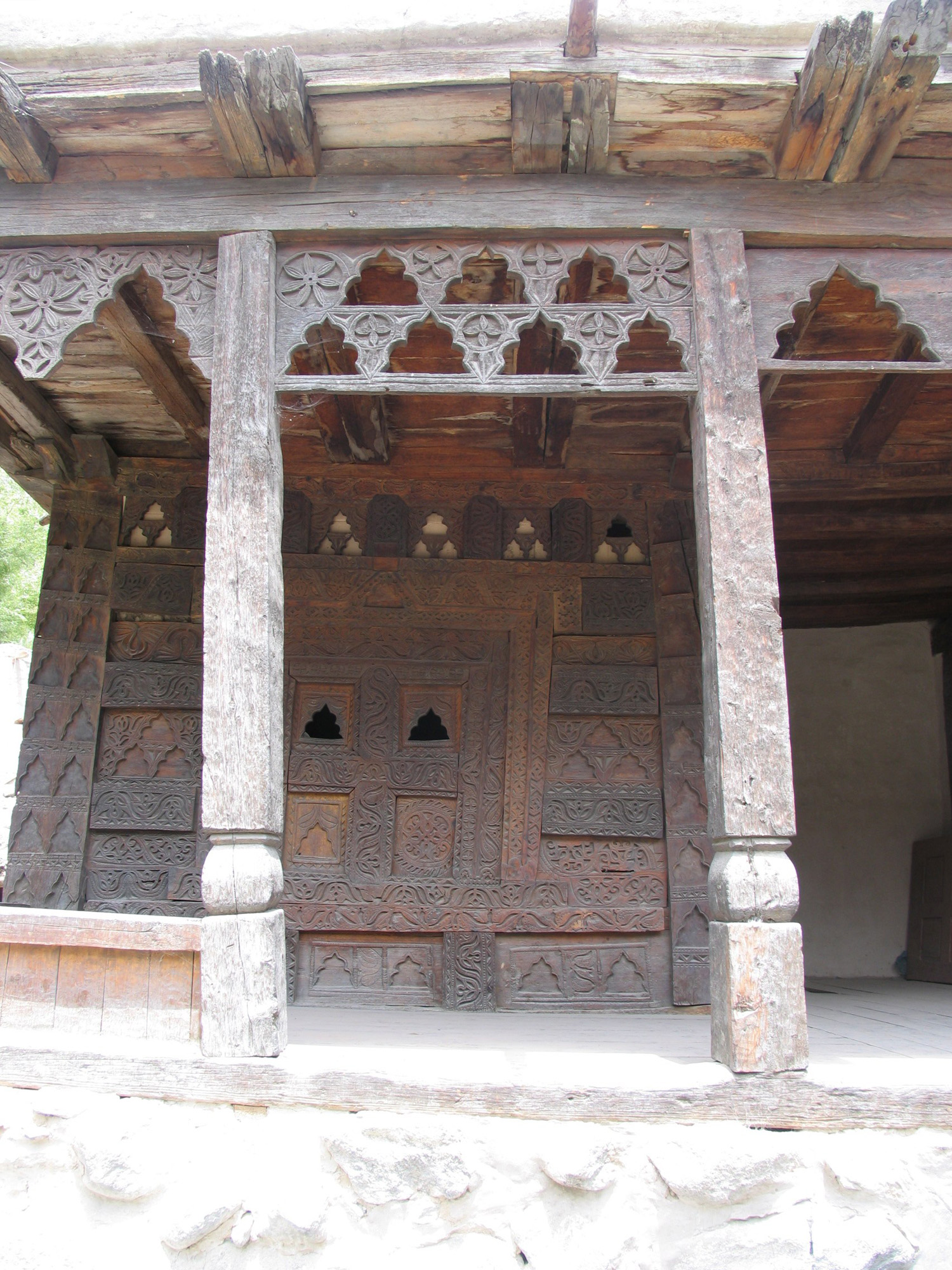 Wooden carving details from Rupikutz Mosque. Modern materials were selectively incorporated alongside the use of traditional materials and techniques. 