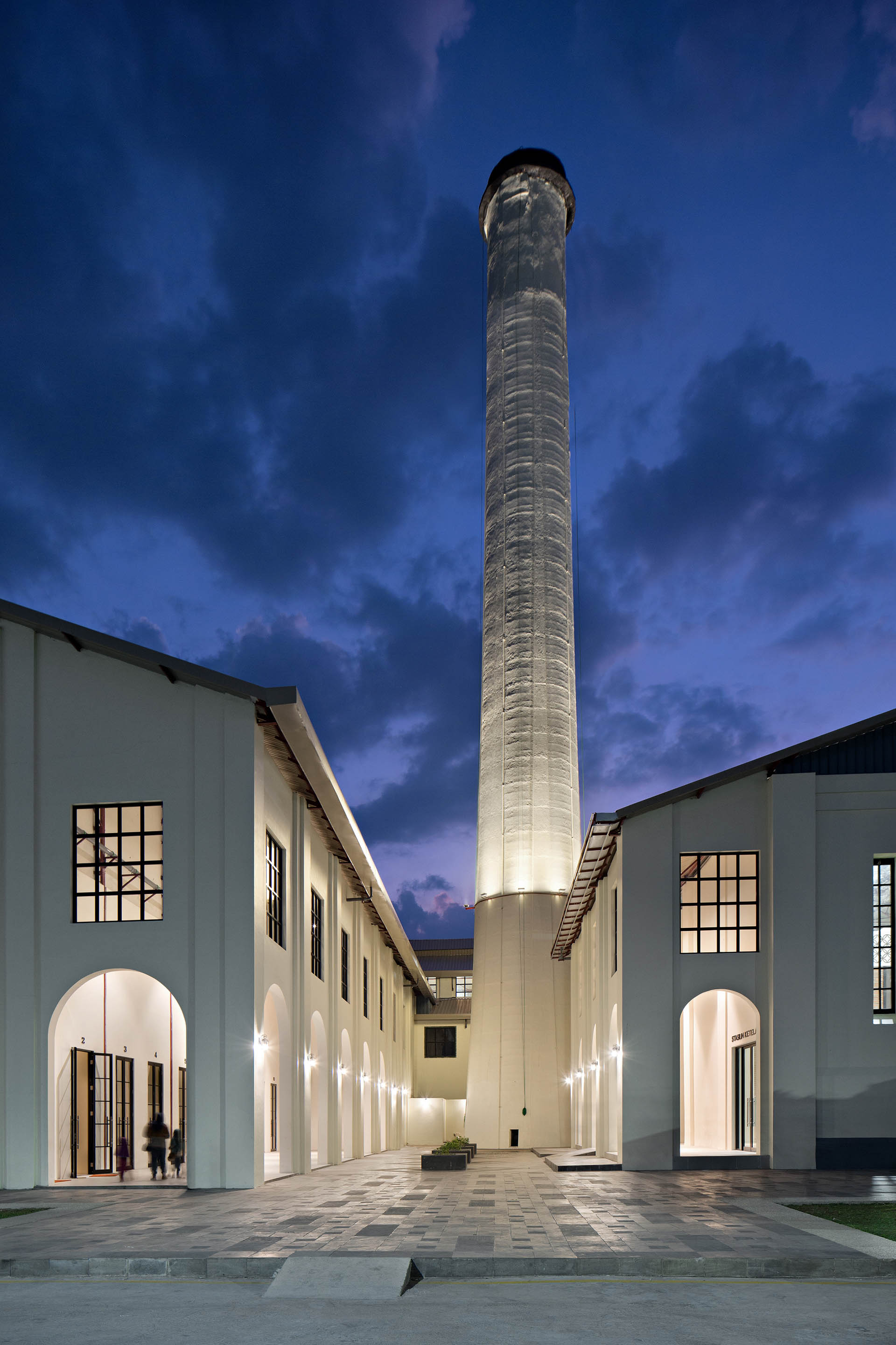 <p>Main chimney. The building now houses a museum and arts and crafts arcade; restaurants and shops; and convention halls and offices.&nbsp;</p>