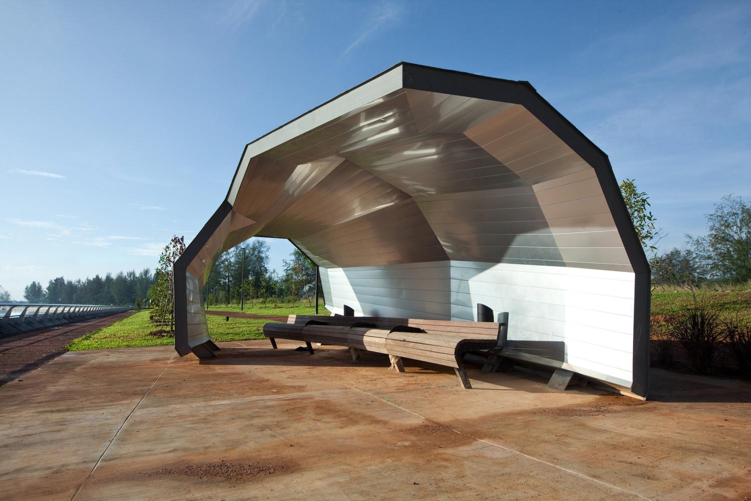 The rest shelter is shaped as a dynamic swirling form that draws inspiration from elements of the coastal context, emulating the rolling sea waves and the corkscrew shell