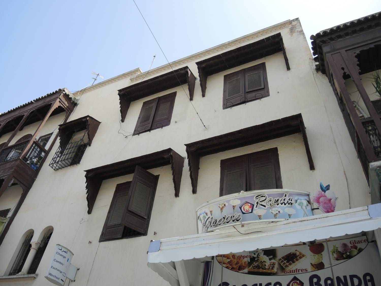Jewish Residences of Fez - Windows on the facade on Rue Bou Ksissat
