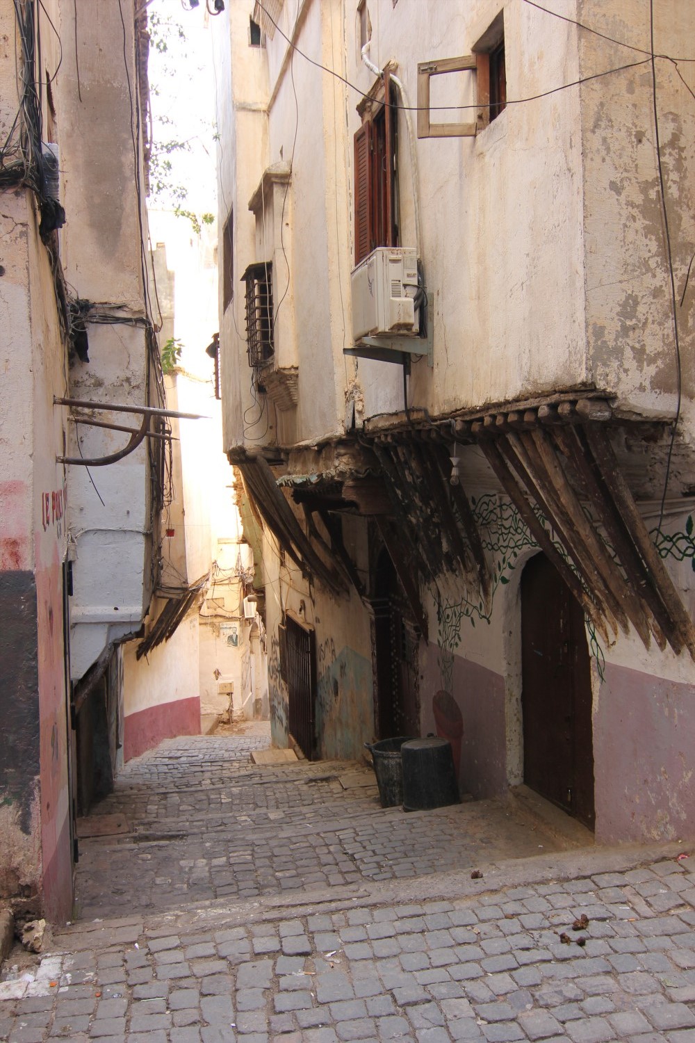 Rue Rabah Riah (ex. Rue porte-neuve), street view showing corbellings and wood brackets