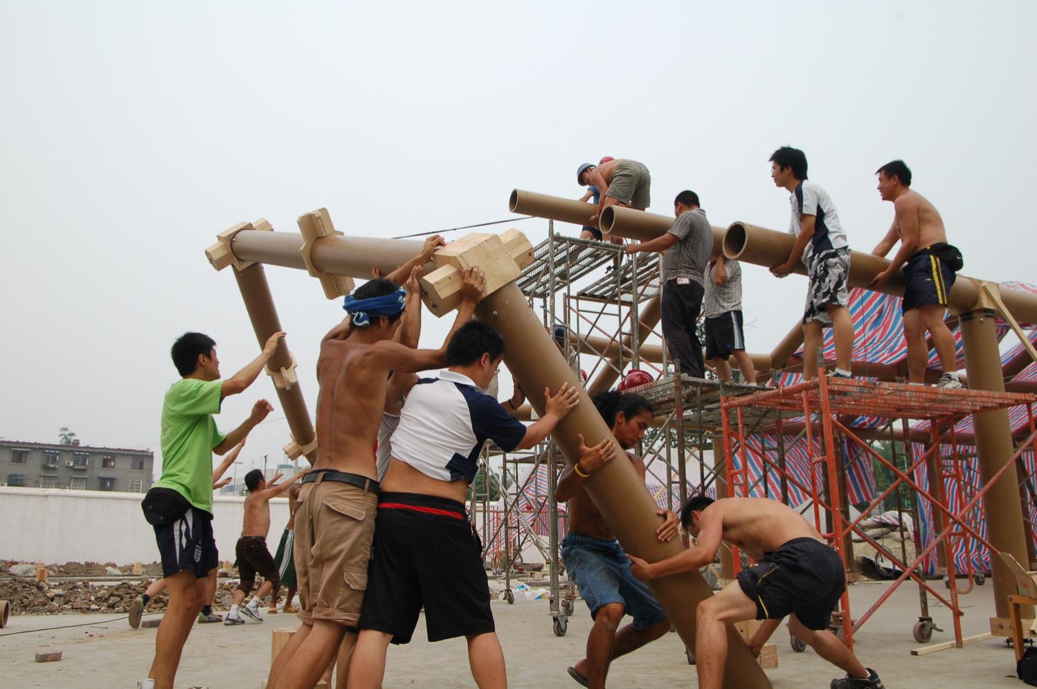 Construction of the paper tube arch by volunteers
