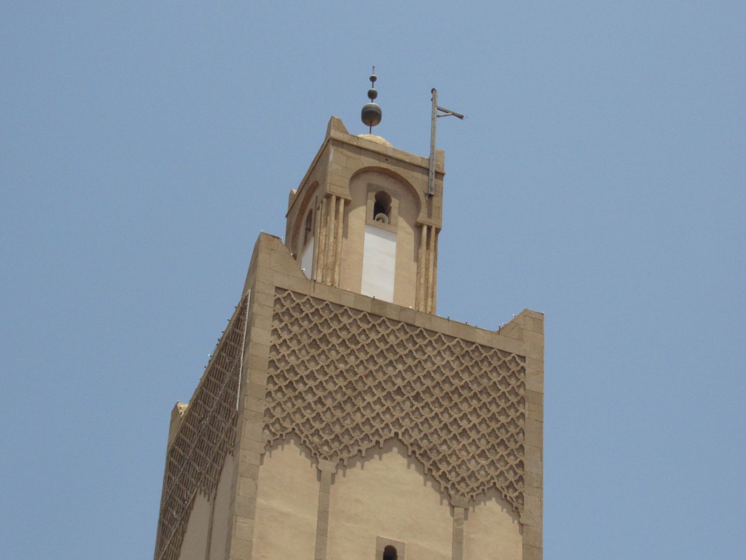 Exterior view of mosque to the minaret apex