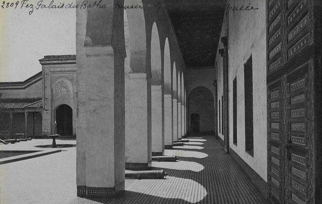 View down an arcade in courtyard of Batha Palace Museum / "Fez, Palais du Batha, Galerie du Musée"