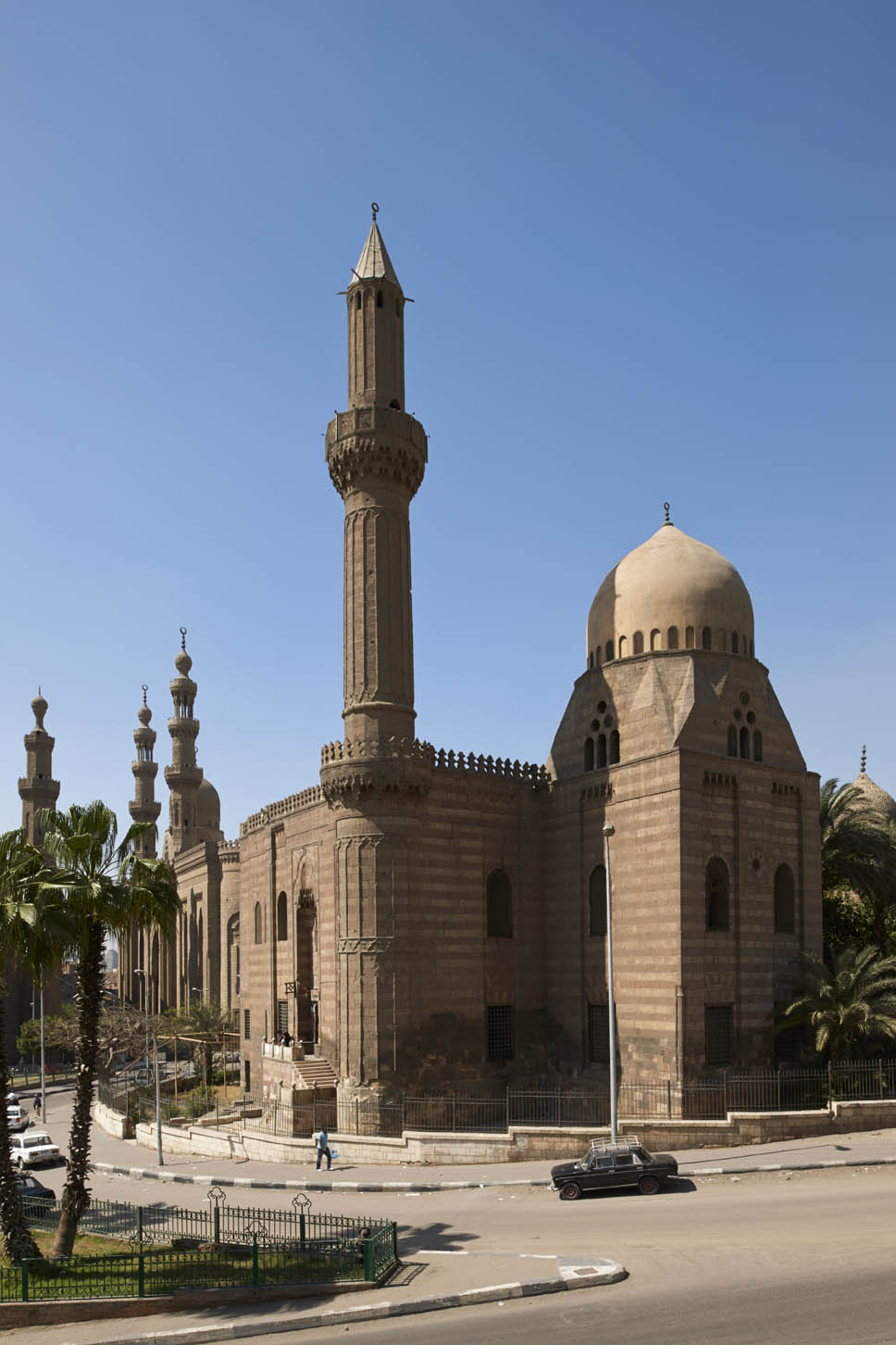 Masjid al-Mahmudiyya - Exterior, view to southern corner, with mausoleum at right