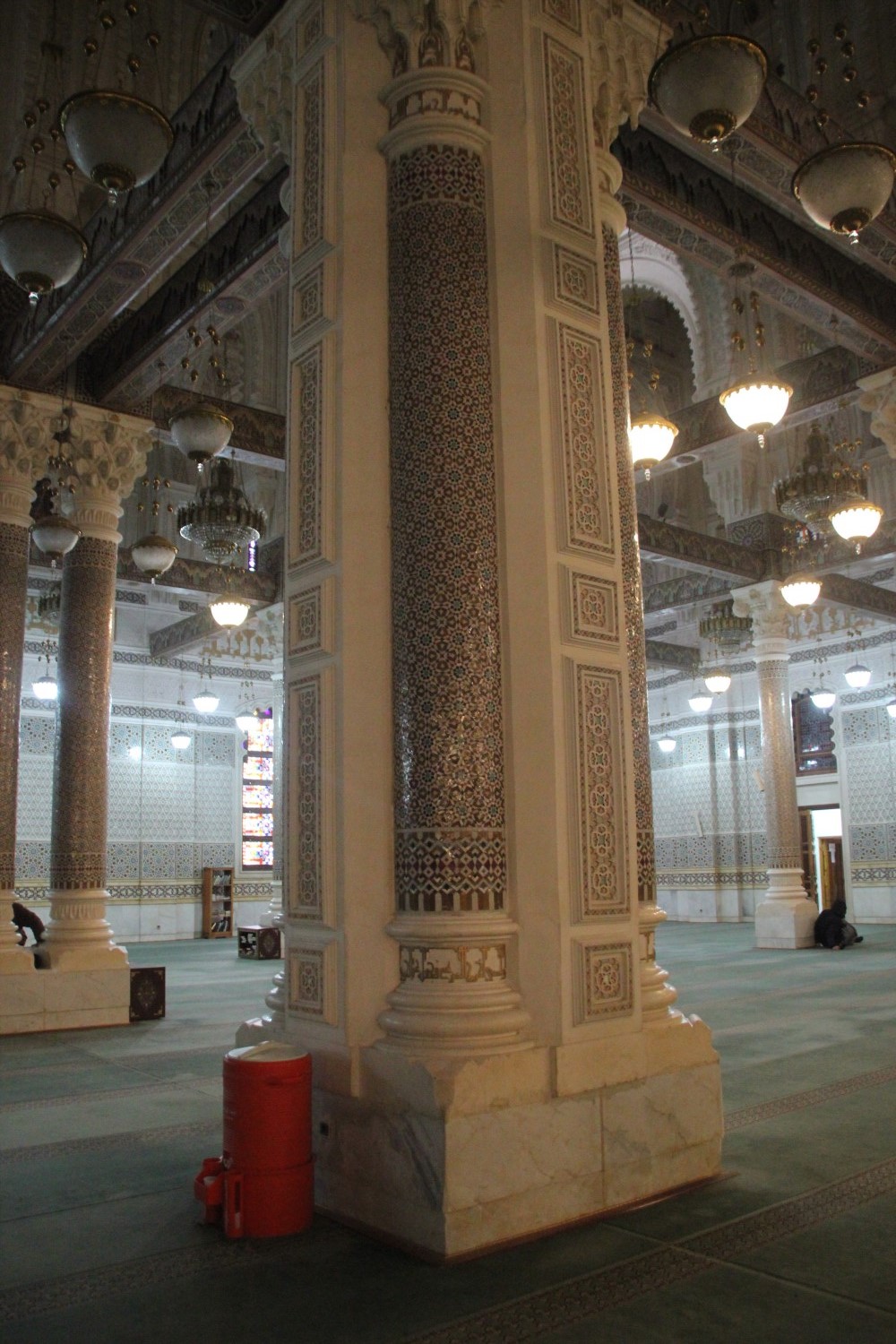 <p>The main prayer hall, column decorated with ceramic tile</p>