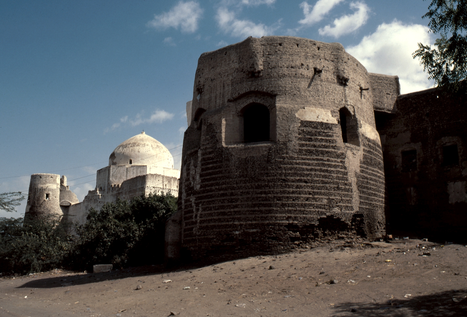 Zabid. Jami' al-Iskandariyya. Mosque and citadel walls.