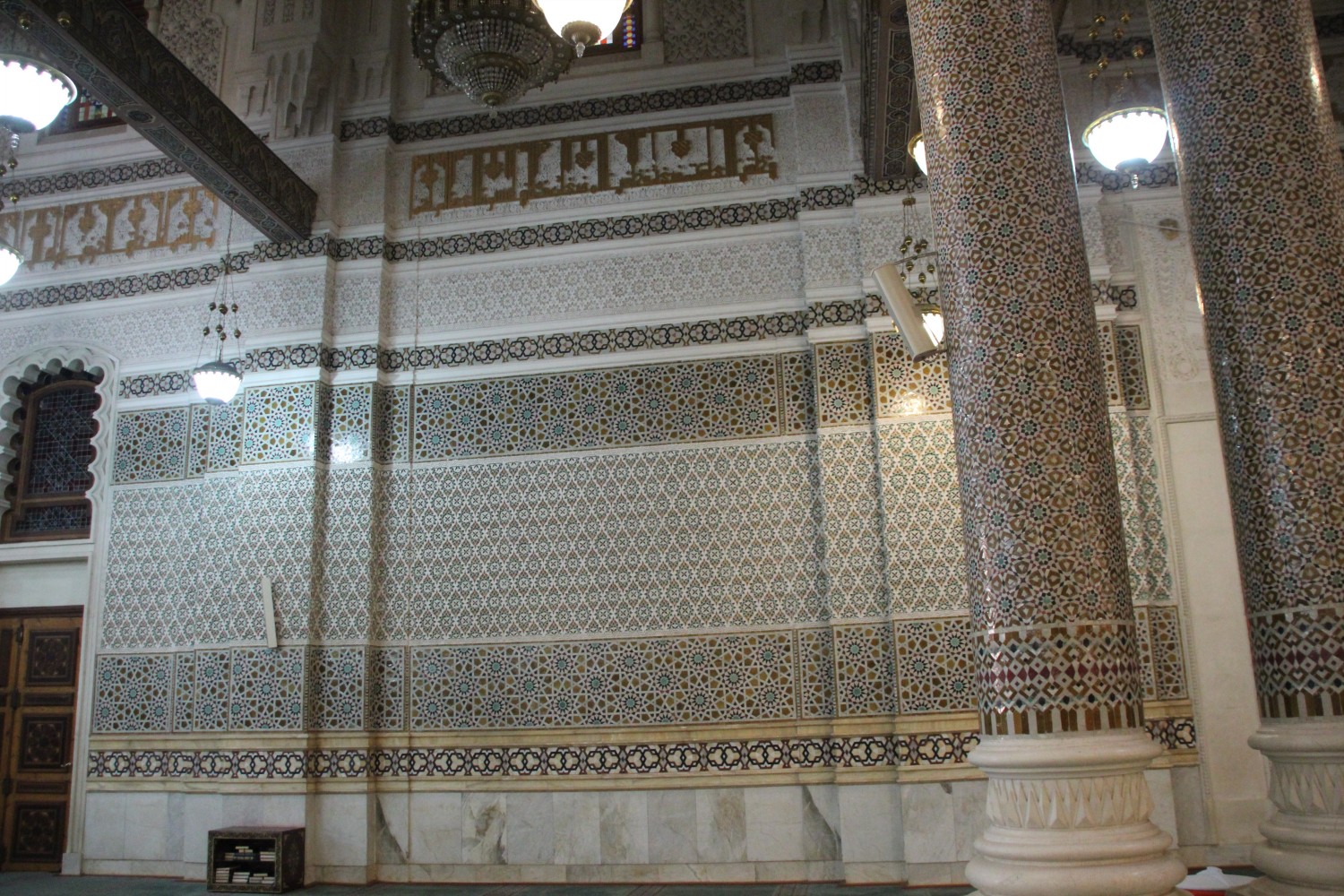 <p>The main prayer hall, richly decorated wall</p>