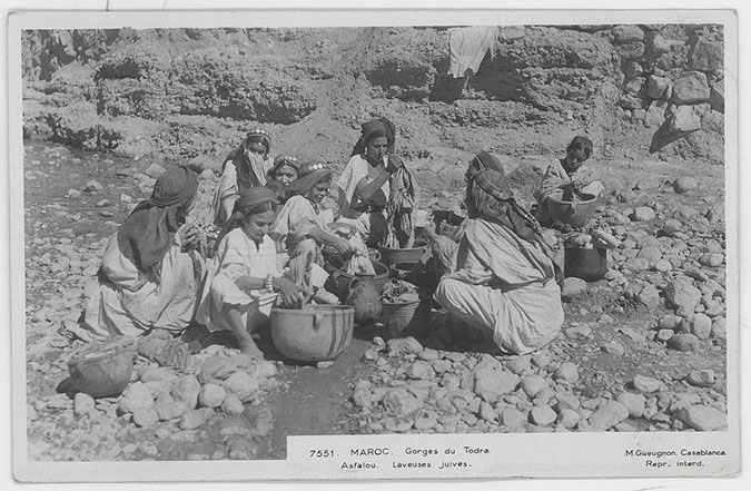 Asfalou, Todra Gorge, Jewish washerwomen at work, exterior view. "Maroc. Gorges du Todra. Asfalou. Laveuses juives"