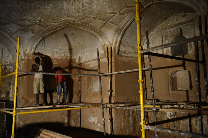 Bara Batashewala Mahal: interior re-plastering