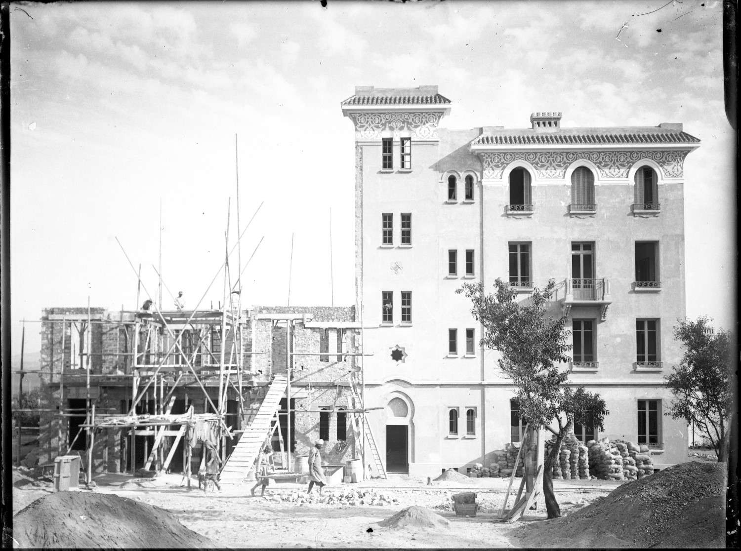 Exterior view of 65 rue Foucauld during the second phase of the building's construction.