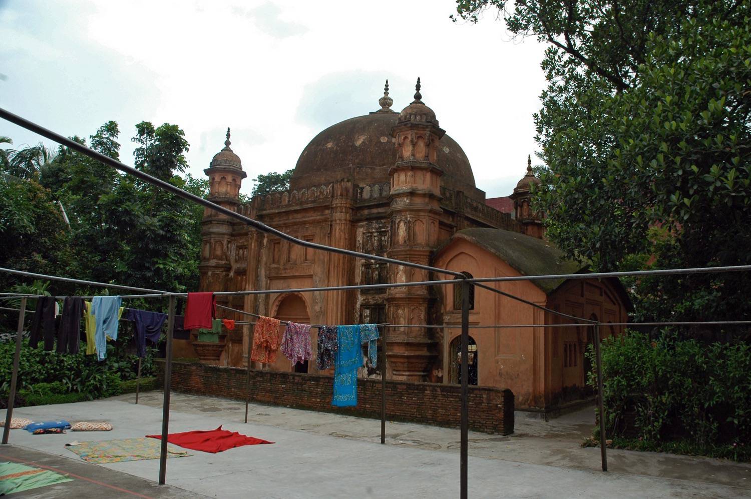 Exterior view of the Dargah Sharif and mosque.