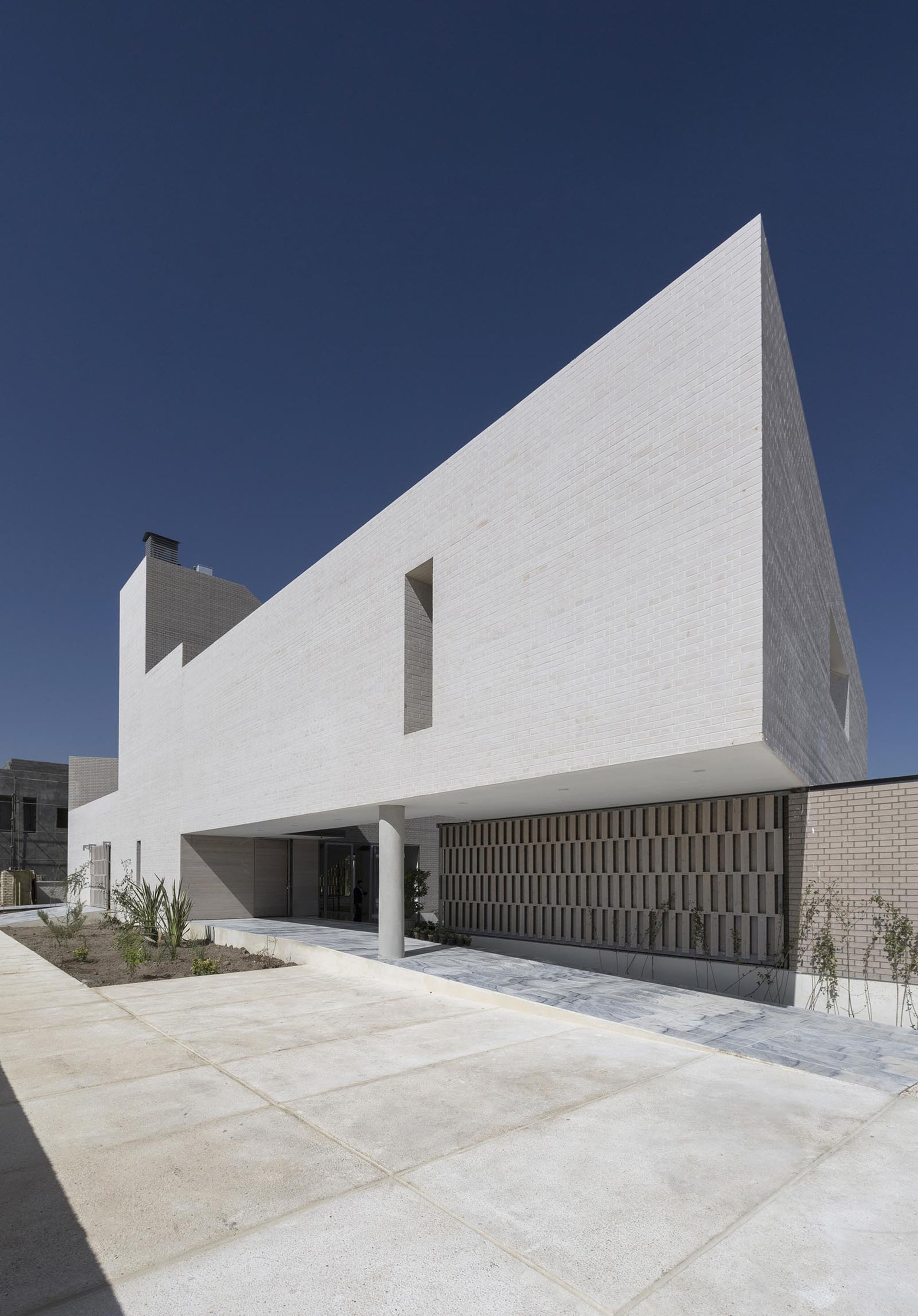 <p>The project's structure is constructed out of sheer walls and columns as well as concrete slabs.</p>