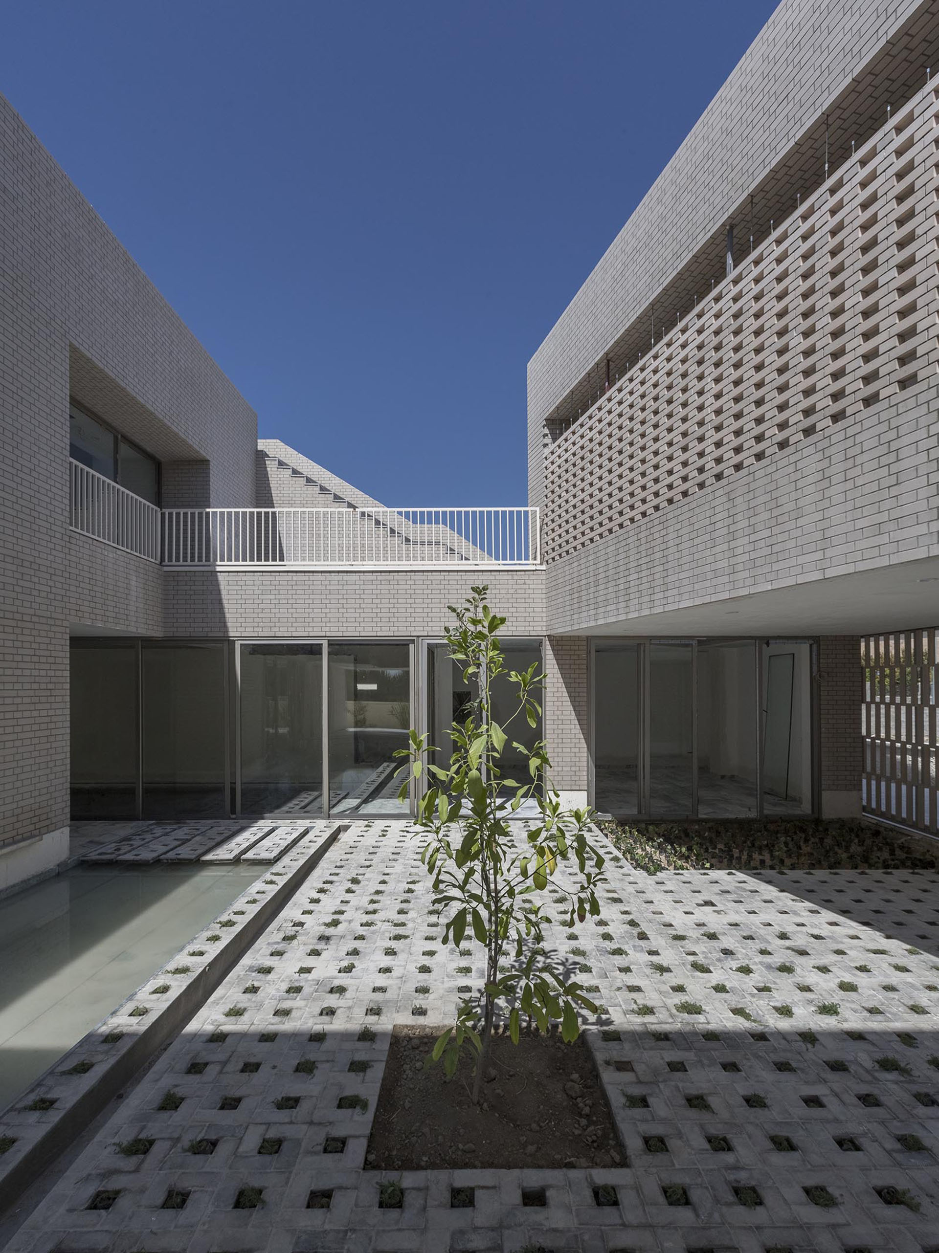 <p>The interior spaces surrounding the courtyards are glazed with large glass doors that open fully, expanding the interiors into the courtyards; when desired, moveable partitions may be closed to seclude the interiors.</p>