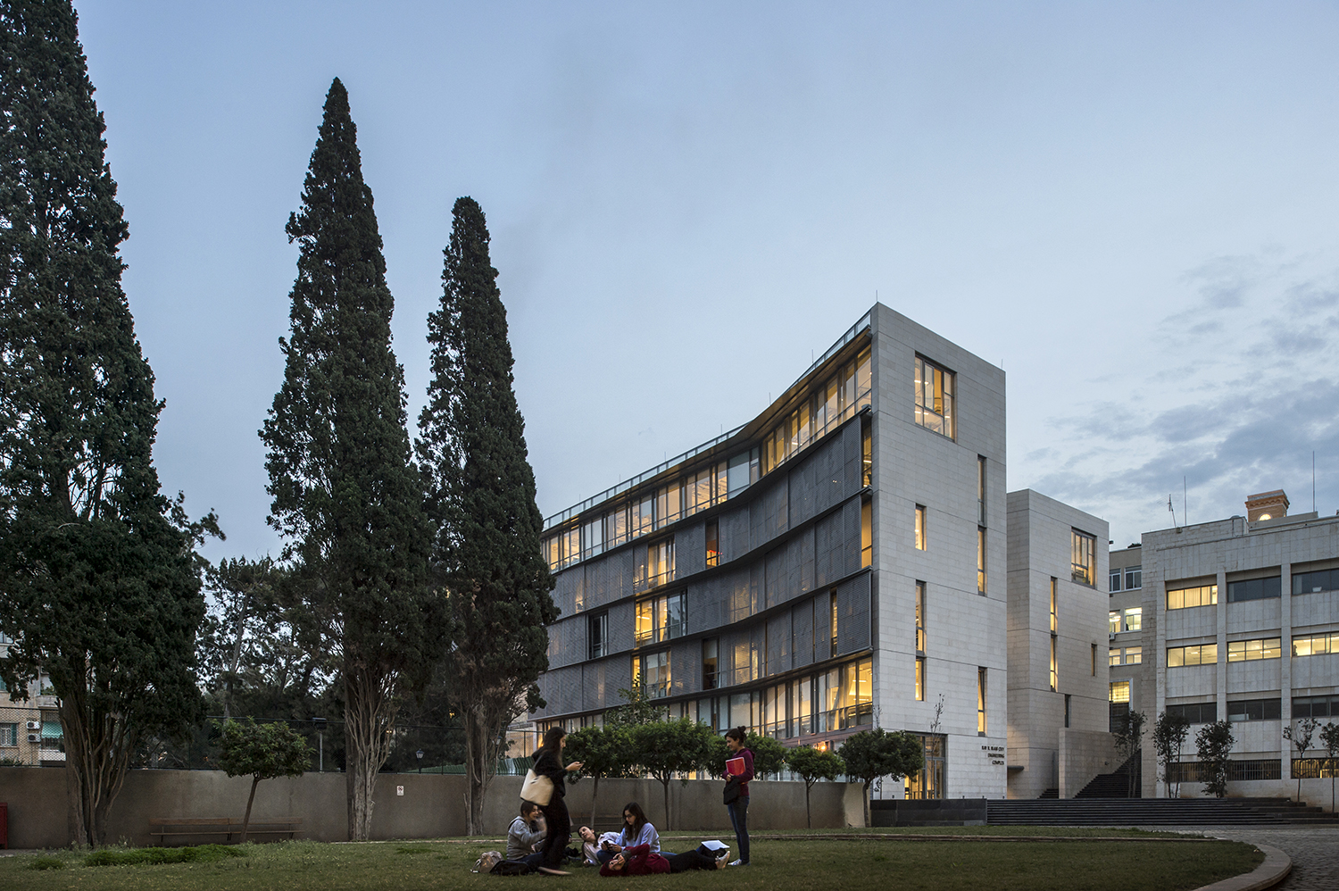 AUB IOEC Engineering Lab - View from oval square