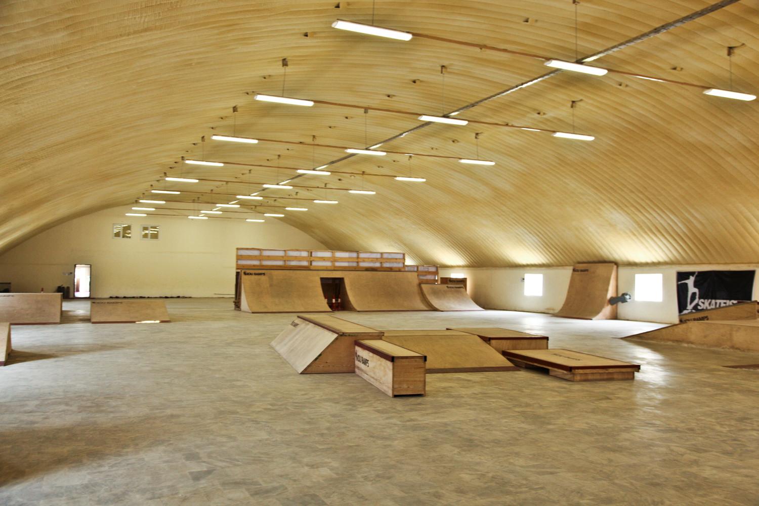 Overview of skateboarding park and sport hall (in back, with sport floor under construction)
