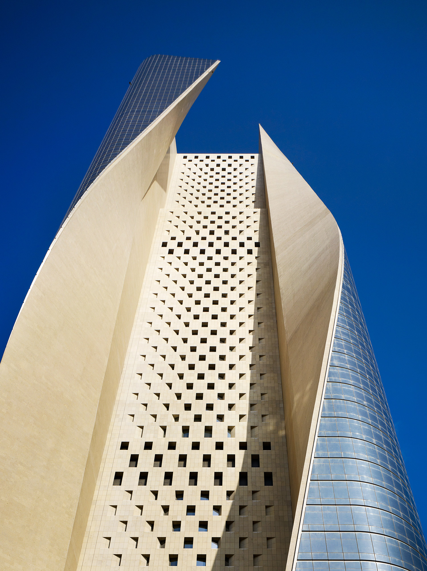 Al Hamra Firdous Tower - Bottom view of south facade