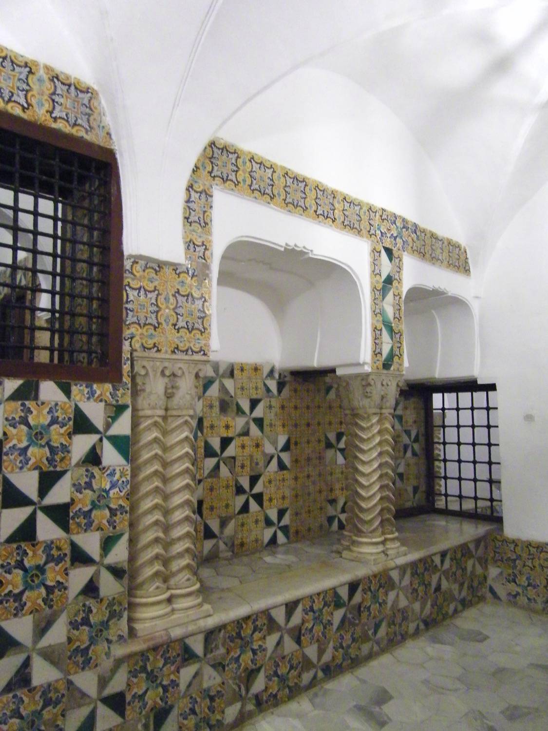 Dar Bakri - View of the main entrance, alcoves and iron-grated windows