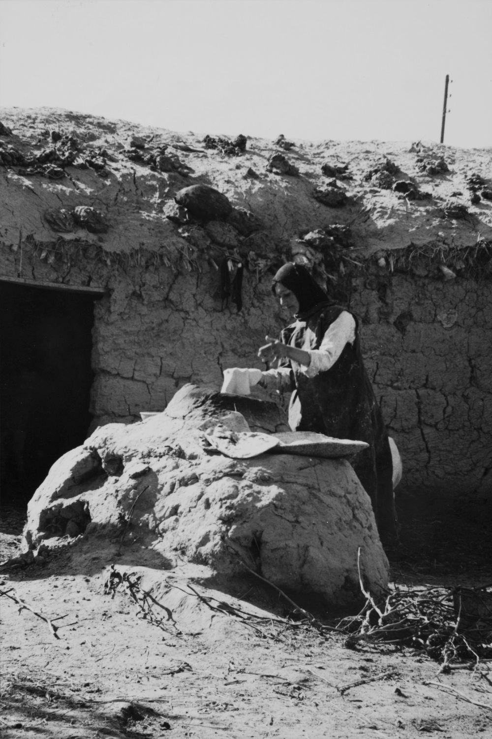 <p>Woman baking bread outside Baghdad.</p>