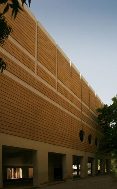 The use of tinted coloucrete and plastering complements the formality of the surrounding yellow gizri stonebuildings while maintaining the budgetary limitations on the use of stone