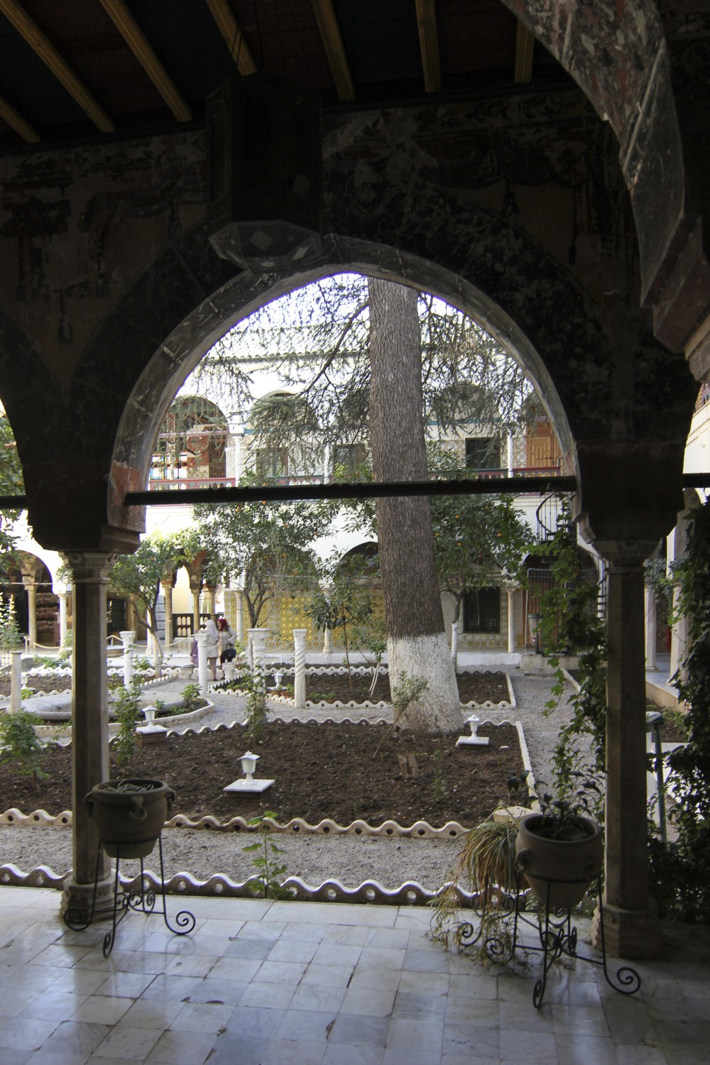Orange trees garden, west gallery, view of pointed arch supported by baseless slender columns
