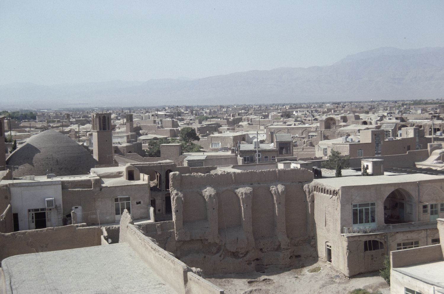 View over old city of Kashan, Iran, facing south. Taken from roof of&nbsp;<a href="https://archnet.org/sites/1625" target="_blank" data-bypass="true">Aqa Buzurg Mosque</a>.