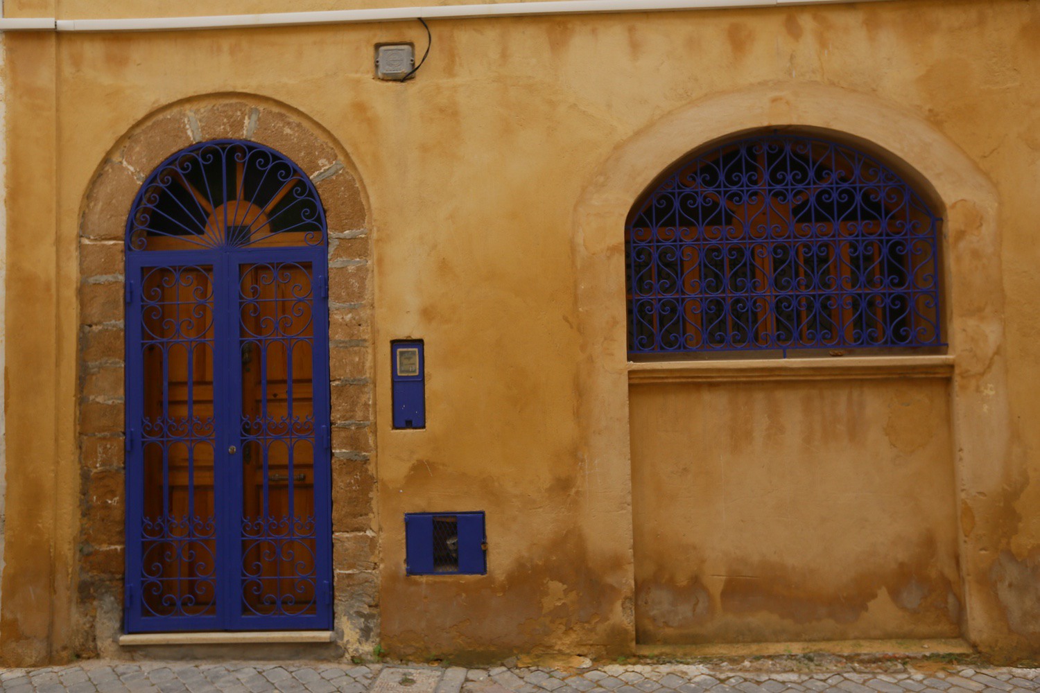 Cidade portuguesa - View of a window and door in the old city