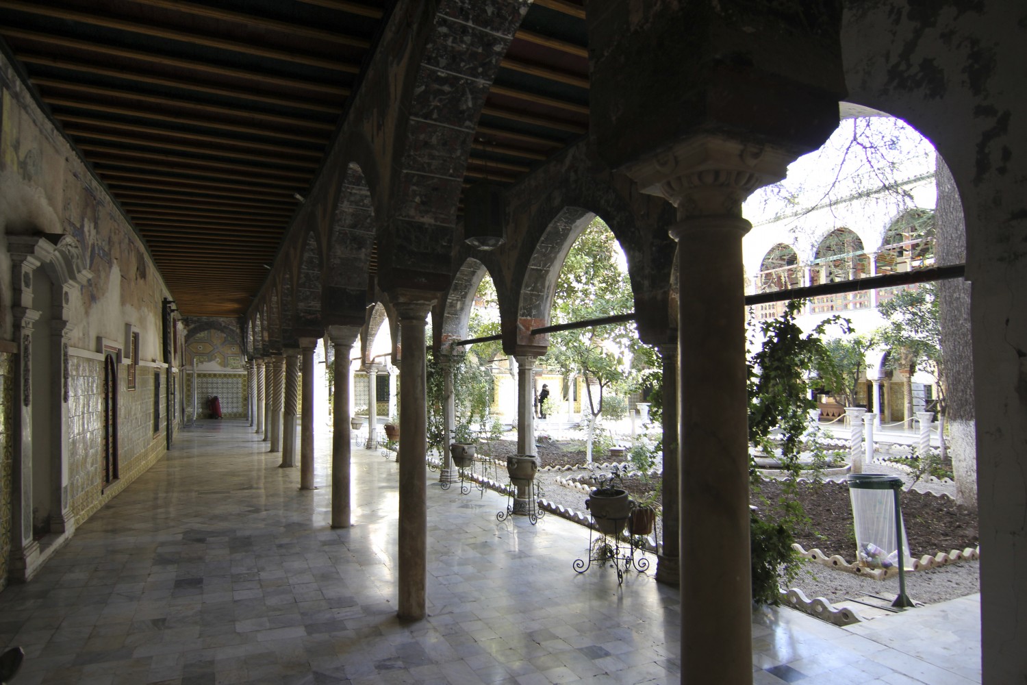 Orange trees garden, view of west double gallery showing slender columns with entasis 