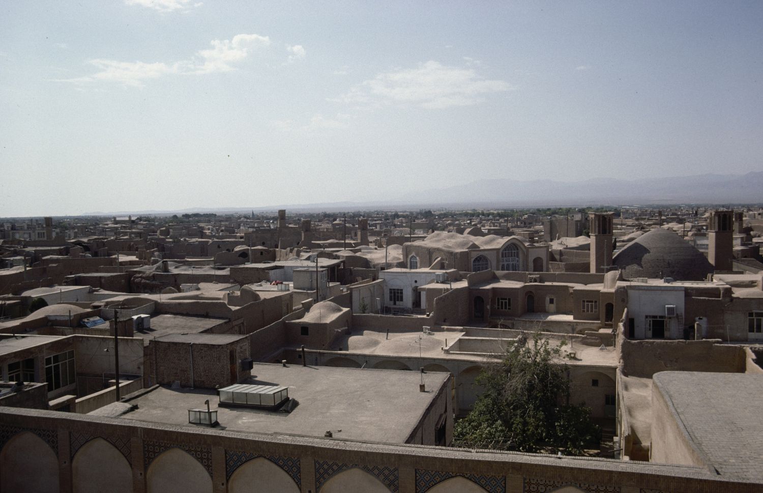 View over old city of Kashan, Iran, facing south. Taken from roof of&nbsp;<a href="https://archnet.org/sites/1625" target="_blank" data-bypass="true">Aqa Buzurg Mosque</a>.