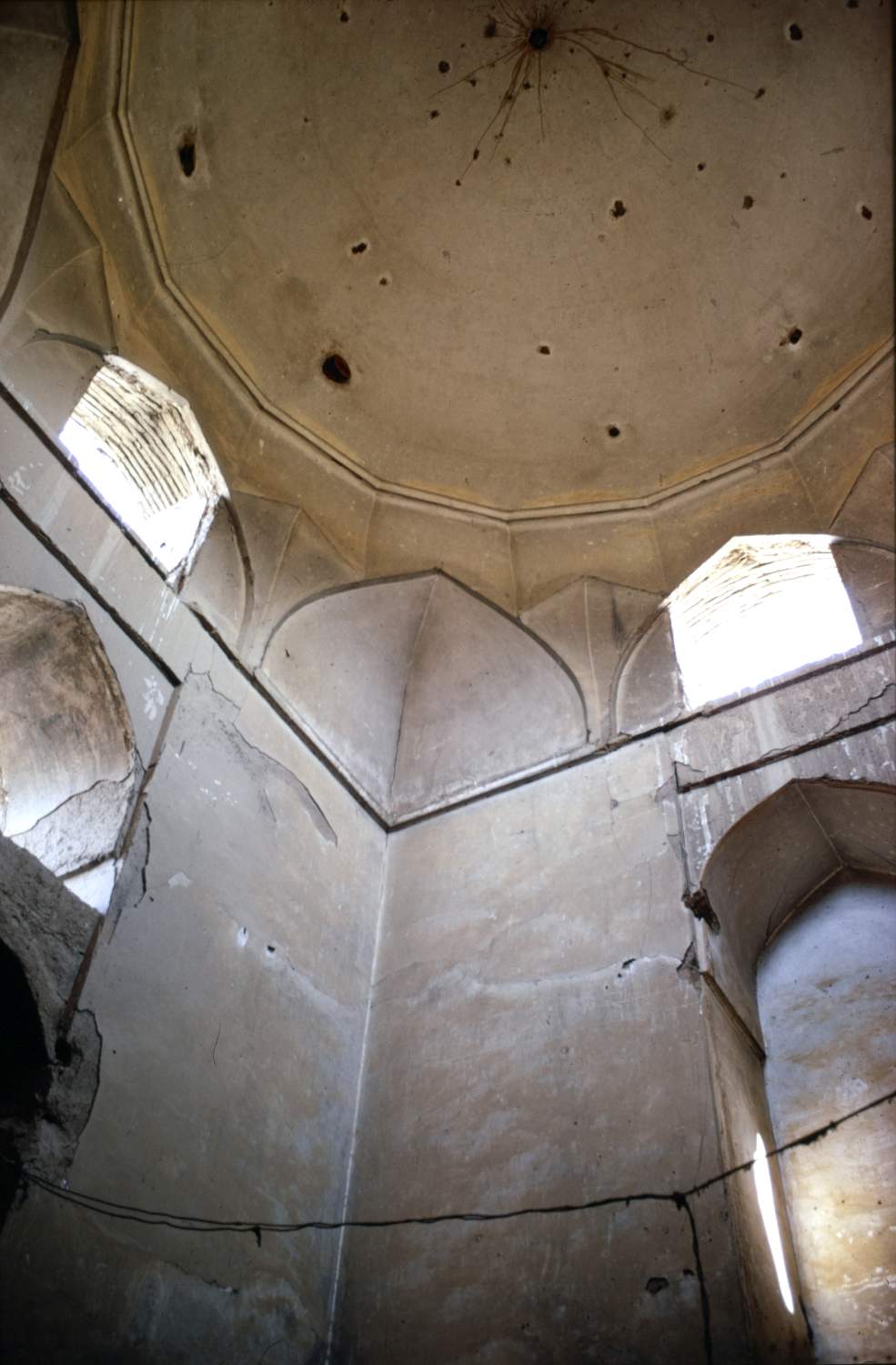 Interior view of dome chamber, showing squinch in zone of transition.
