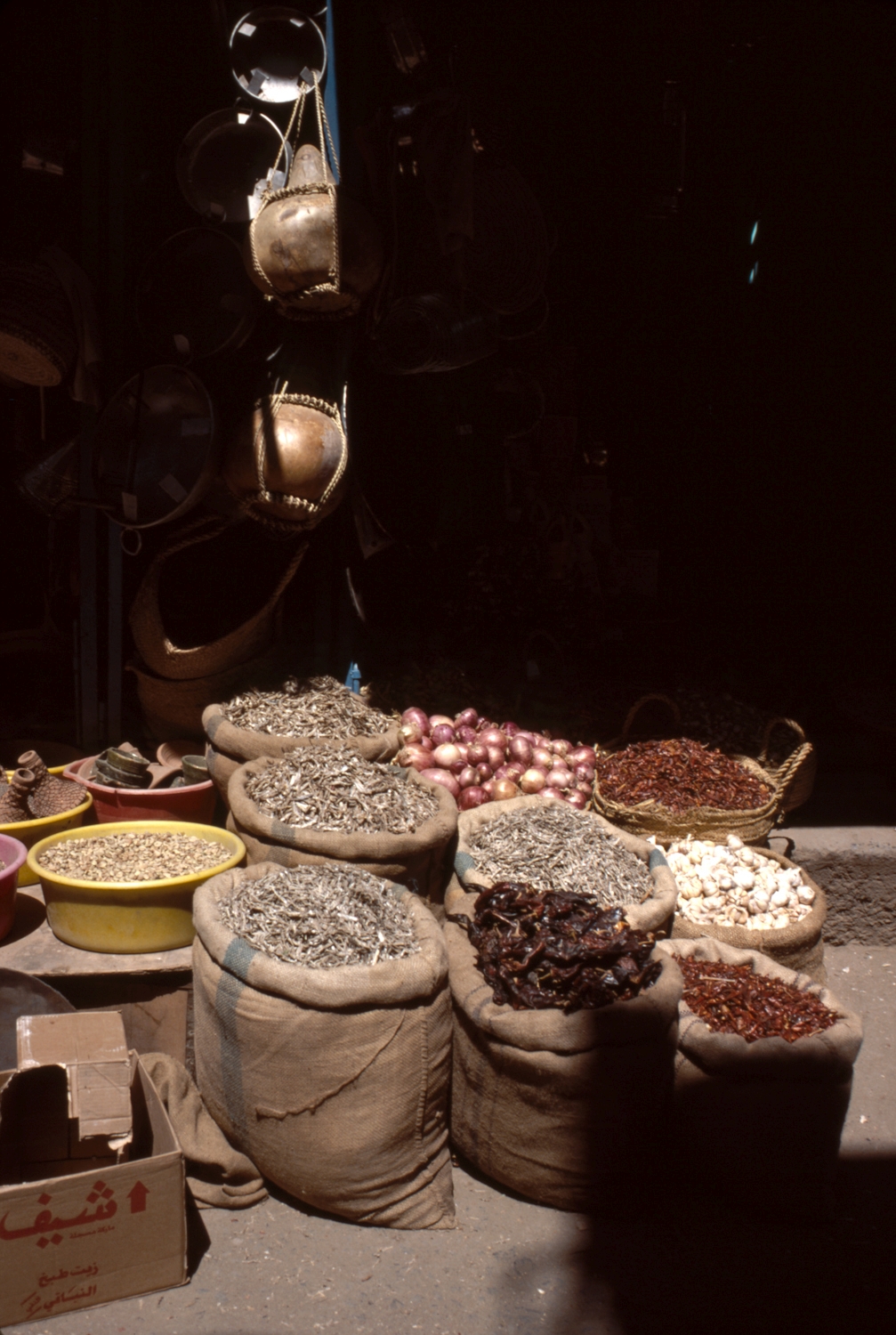 Tai'zz. General views. Spices in the market.