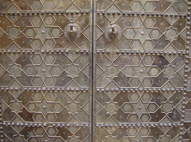 Al Qaraouiyine Rehabilitation - Detail of the copper door after restoration