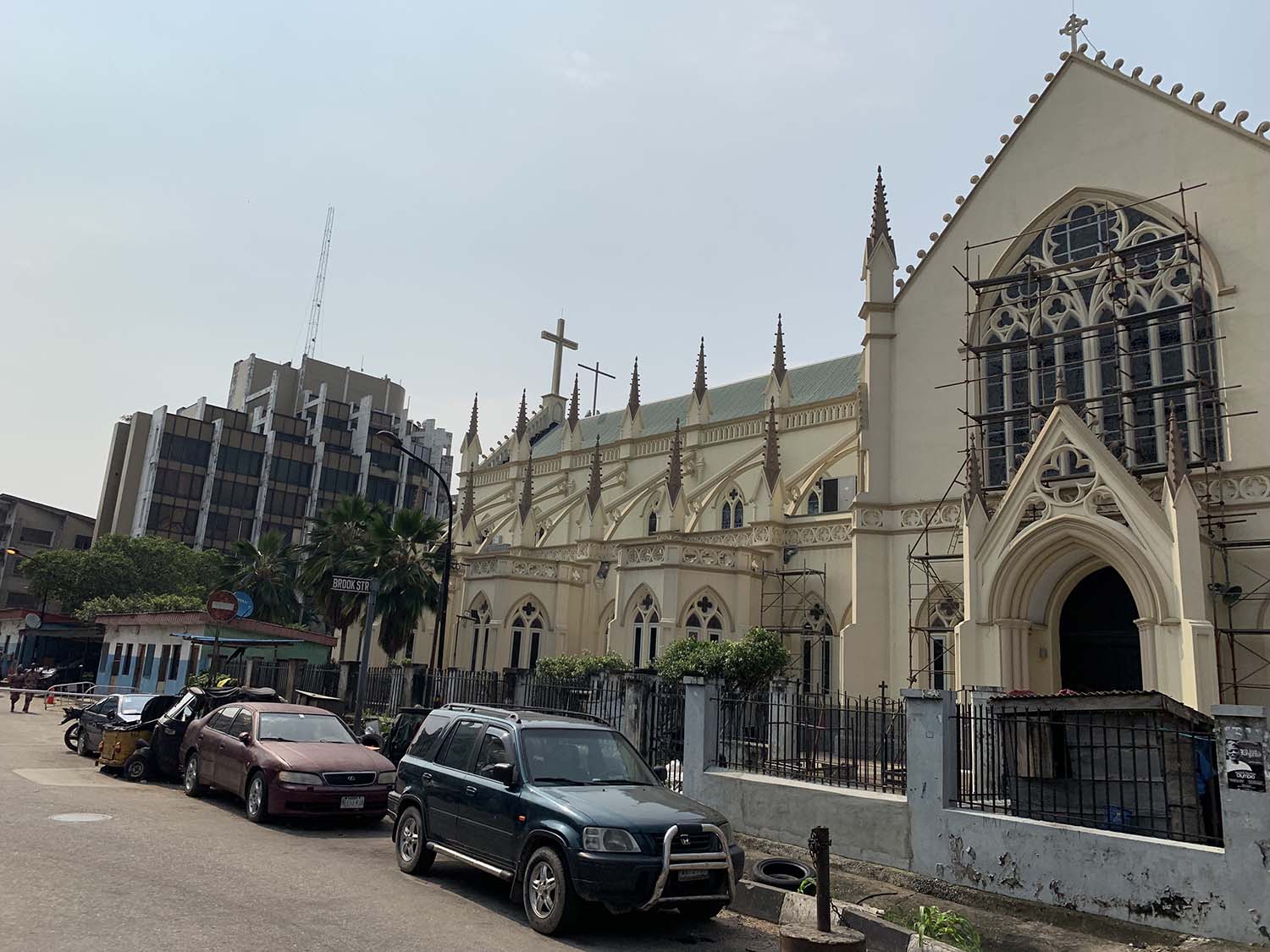 Holy Cross Cathedral (Lagos) - Exterior view from Campbell Street along the facade toward&nbsp;Mobolaji Bank Anthony St