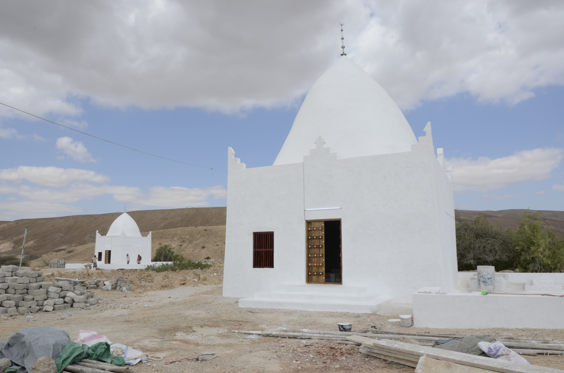 <p>Using traditional building techniques and systems, and on-site capacity building, this project reconstructs cultural landmarks damaged or destroyed in Yemen’s 2015-17 conflict - including mosques and important Sufi shrines.</p>