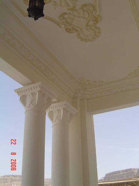 Entrance porch, columns and ceiling sculpted details molded in mud
