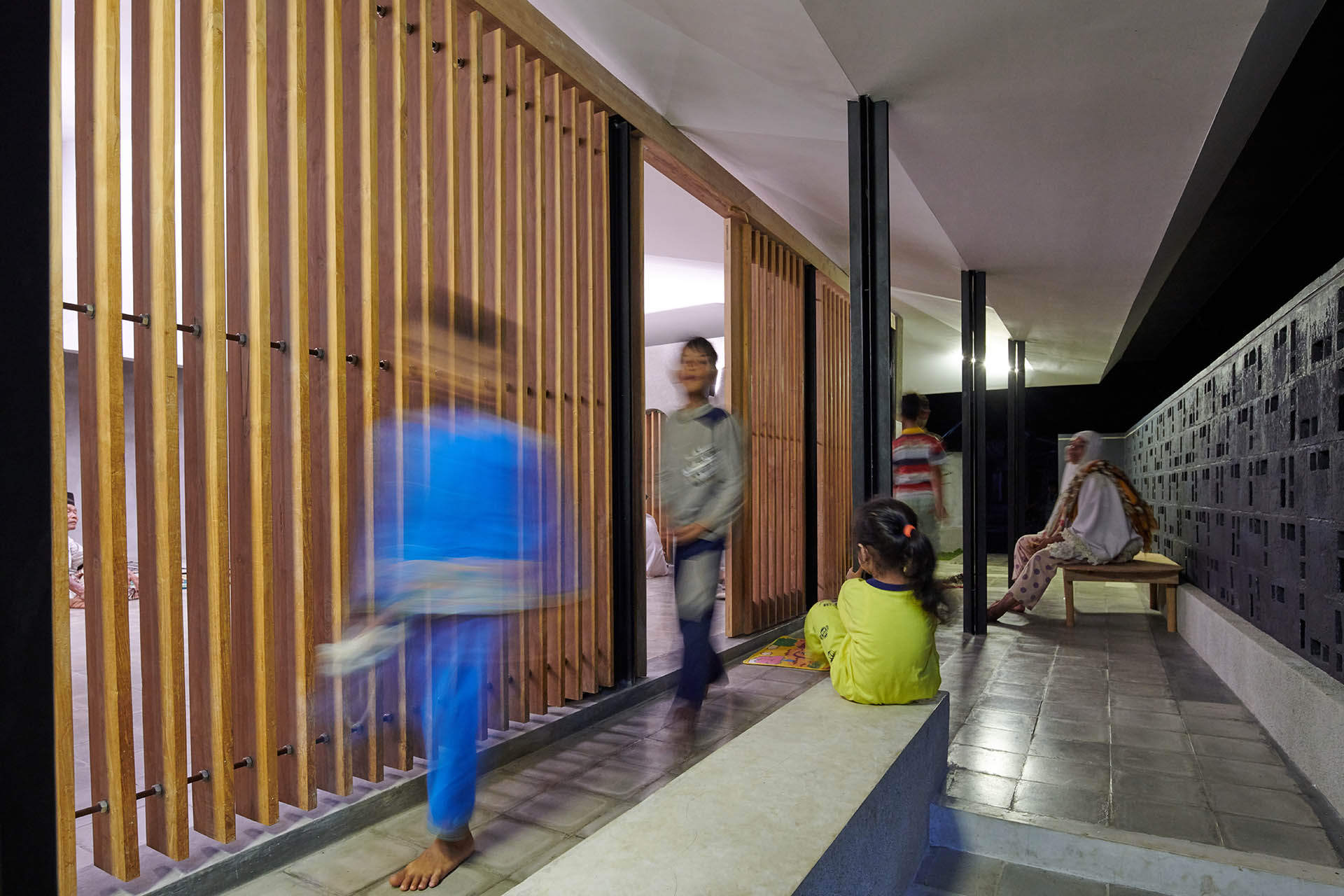 <p>Side verandah as a villagers interaction space</p>